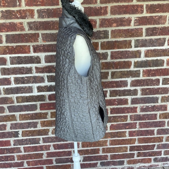 Women’s Gray Mountain Lake Quilted Zip Vest With Faux Fur Collar Size Medium - Picture 5 of 15
